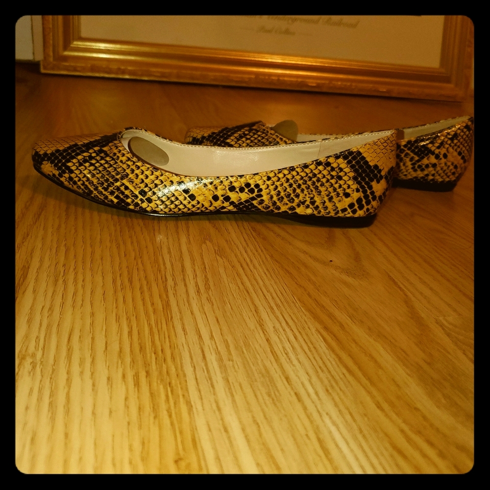 Ladies stylish snakeskin print flats size 6m